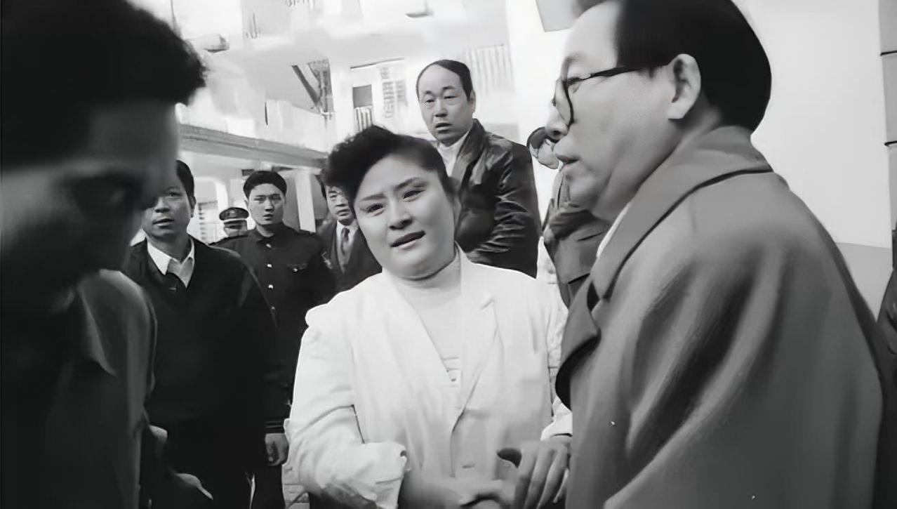 1996年，一个全身绑满炸药的歹徒闯进郑州国棉五厂幼儿园，劫持了28名孩子，女警