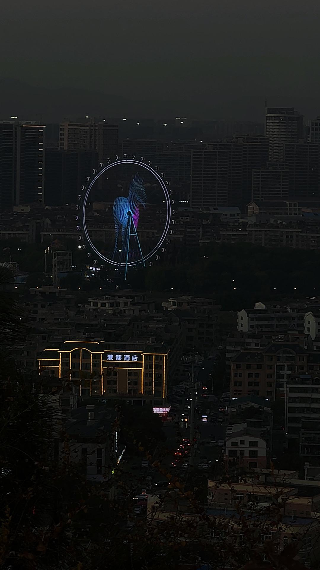 喝到微醺的时候 人就会感性 想说的话都在眼里 在心里 在酒里 借着七分...