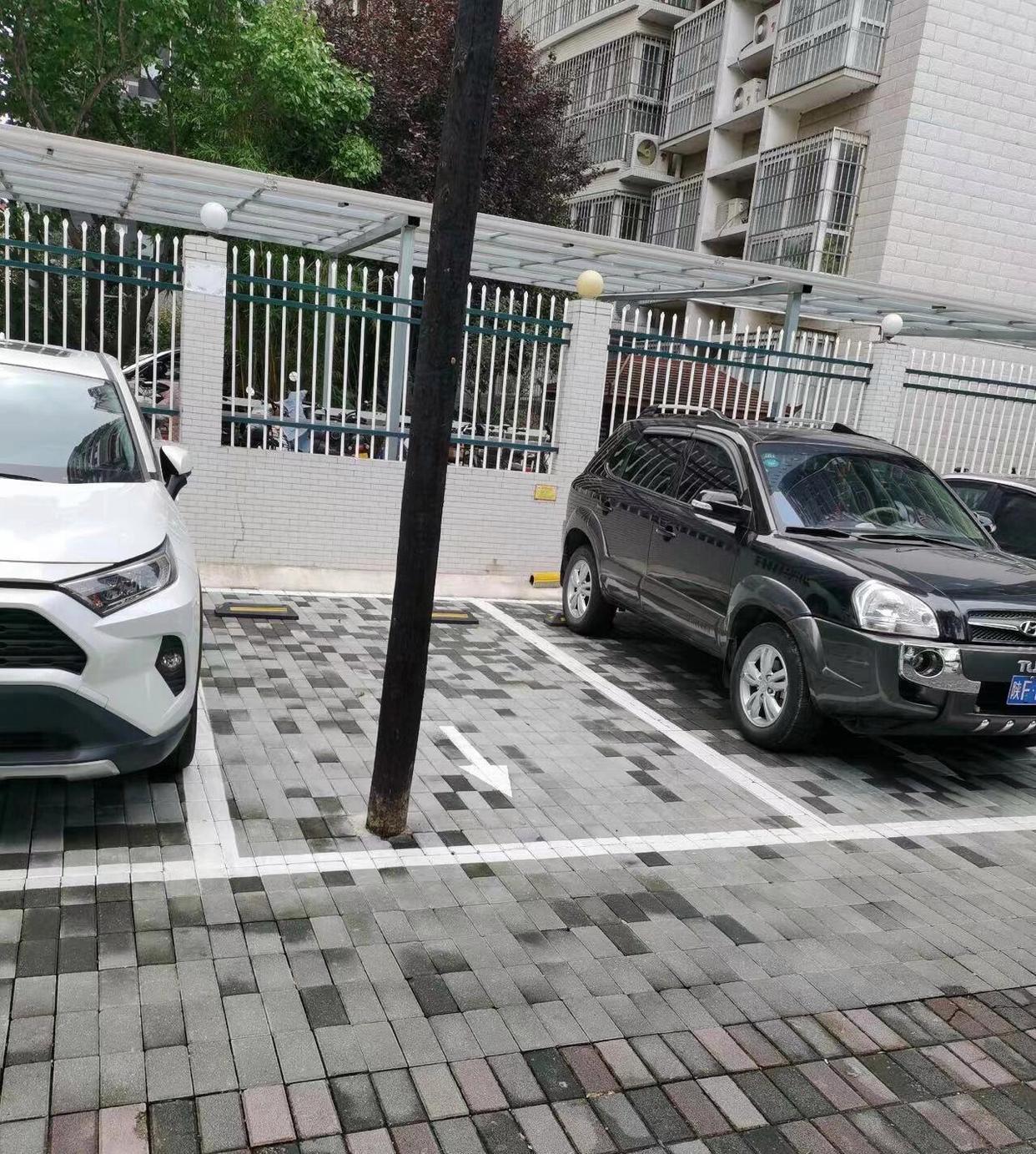 中间这个车位一年租金五百元，值得租么？ ​​​