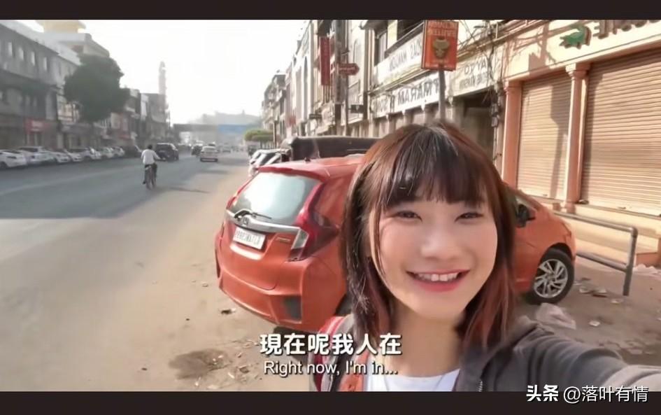 一个叫做爱丽莎莎的女博主，
居然和自己的瑜伽教练一起去了印度，
她对这个国家充满