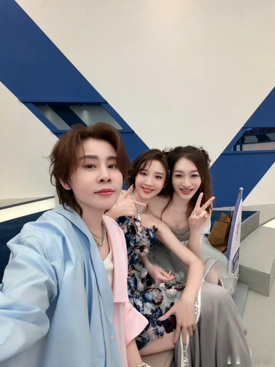 惊鸿一面组没有大vocal的原因网传下下周舞台站岗名单锁定王濛、李小冉、唐艺昕，