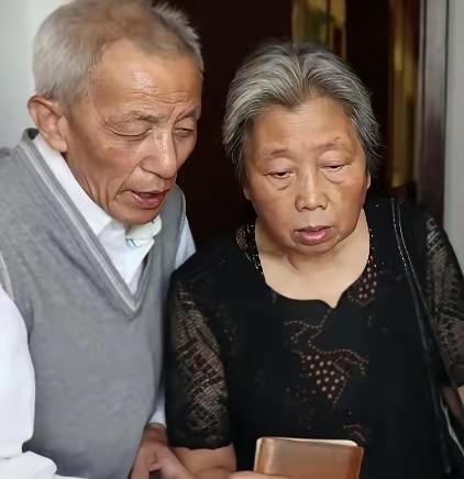 2013年，61岁的知青刘宝华重返米脂县，看望初恋马凤兰。意外发现，凤兰竟然给他