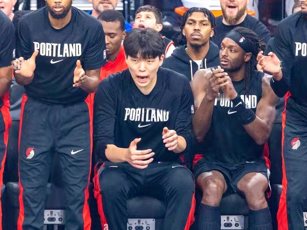 本以为杨瀚森会得8分，结果是场下挥8次毛巾

很多球迷在赛前一天的晚上，和朋友们