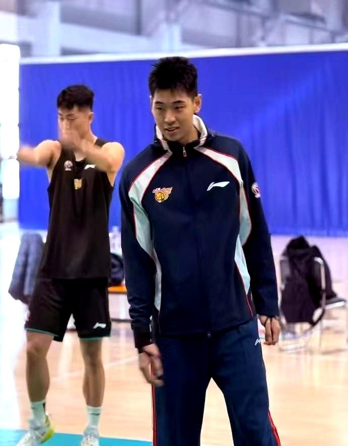 崔永熙说到做到！
 

崔永熙在青岛体测中，100公斤深蹲轻松完成30个，各项测