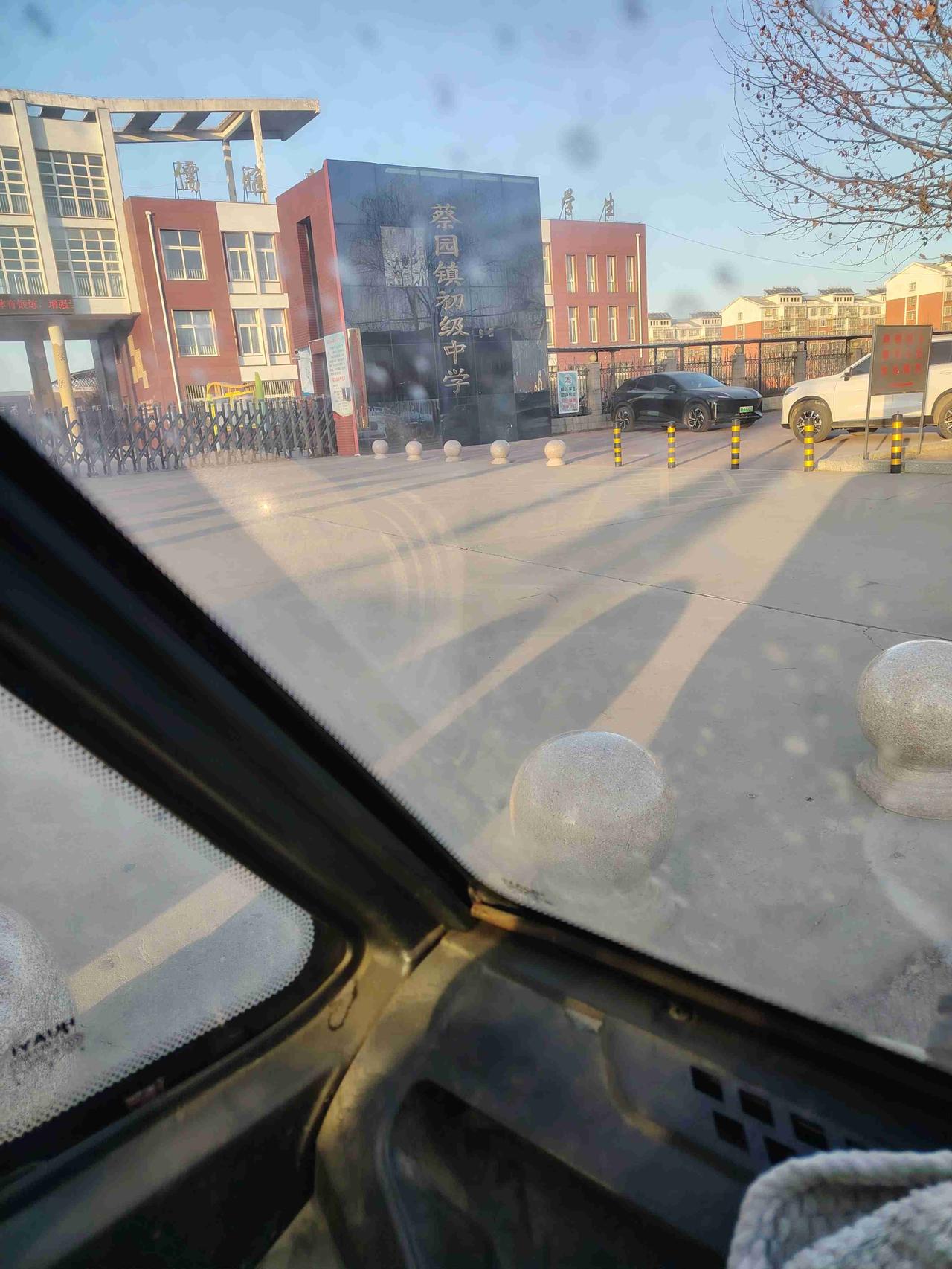 带定位晒今日生活 今天状态轻松愉快，抬头一看，天空是万里无云的大晴天，心情瞬间更