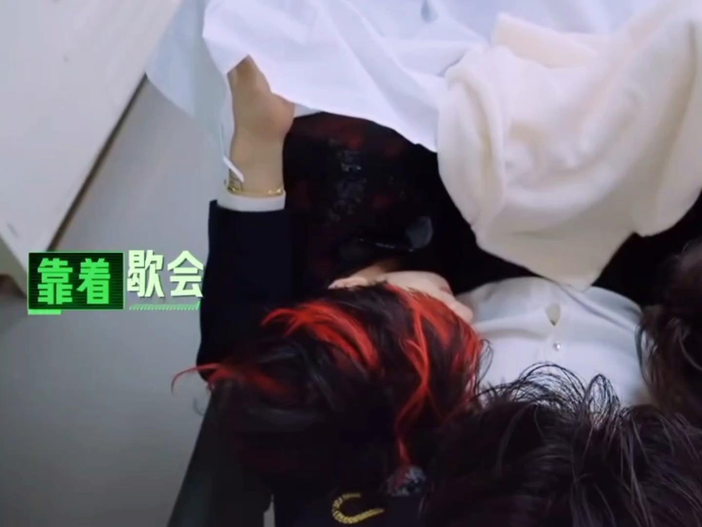 在屏幕前嫉妒的面目全非，叮叮就跟一只小鹿样探出头呼吸依偎在怀里的日子我什么才能过