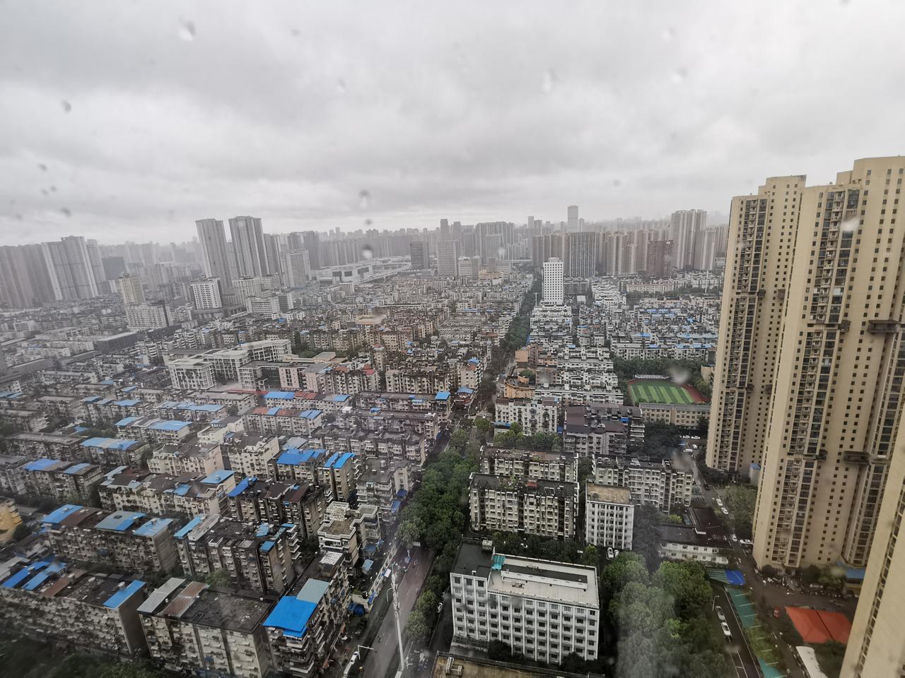 7月5日的车票来武汉了，还好晚上到的时候没有下雨；昨天一天都在家收拾、洗衣服；没