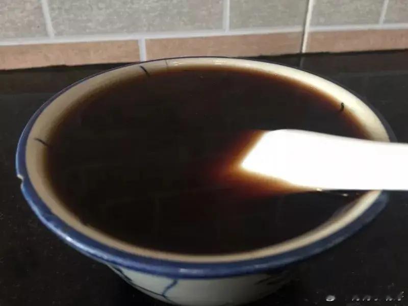 跟着赵蕊蕊在广东开启奇妙之旅，解锁她的新身  份。一起探索广东凉茶奥秘，让这份传