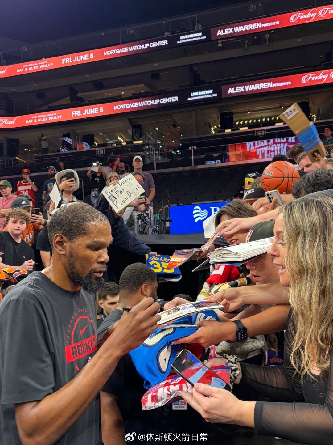 杜兰特在赛前热身结束后向太阳队球迷表达了喜爱之情。今晚将是他自去年夏天被交易到火