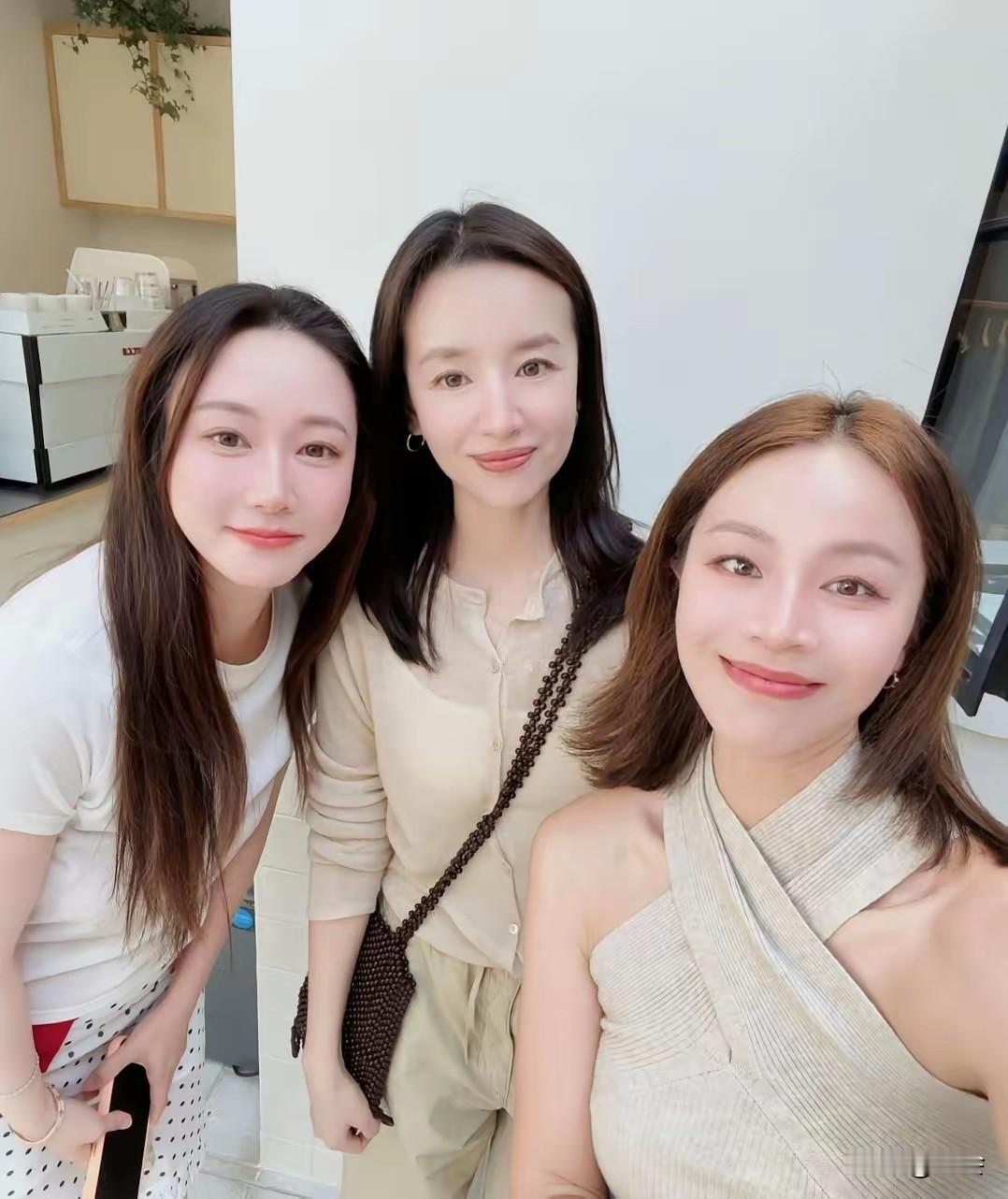 逛街偶遇董洁是什么体验？！本人真的太瘦太美了，穿搭时尚又大气，皮肤紧致细腻到发光