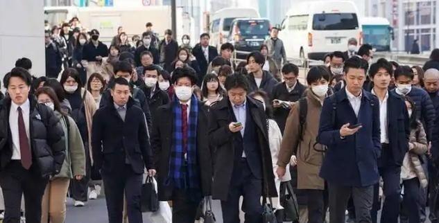 日本每10户就有4户只剩一个人住，一年7万多人在自家独居死去，逼得政府专门立法让