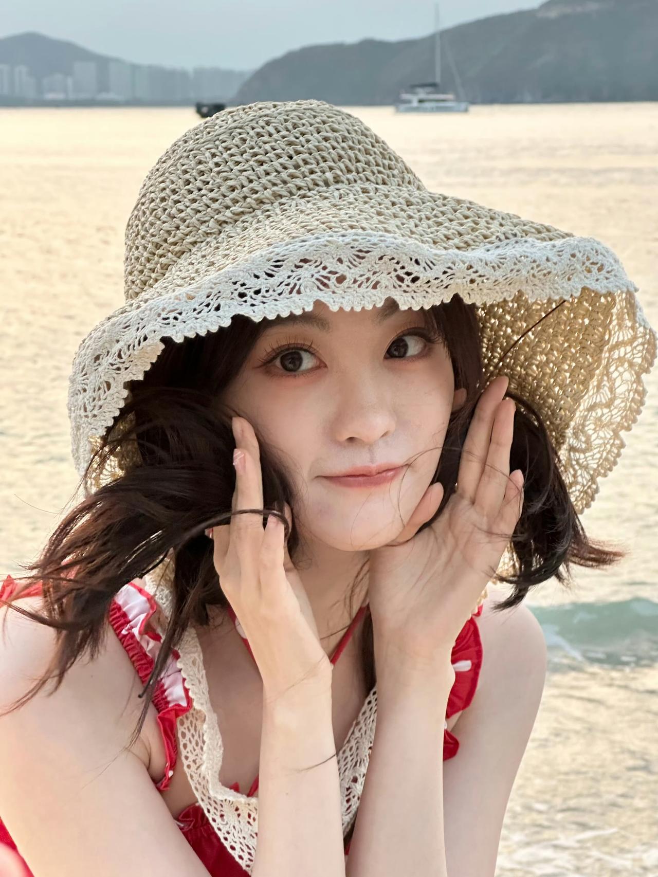 祝绪丹，海边清新红色波点背心。