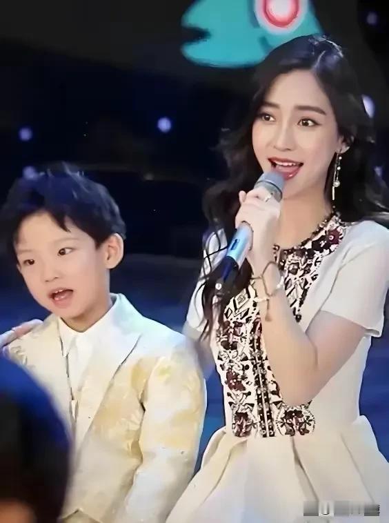 杨颖现在混的很惨，基本上接不到什么大活，不得不把家人晒出来给她赚流量。
儿子当然