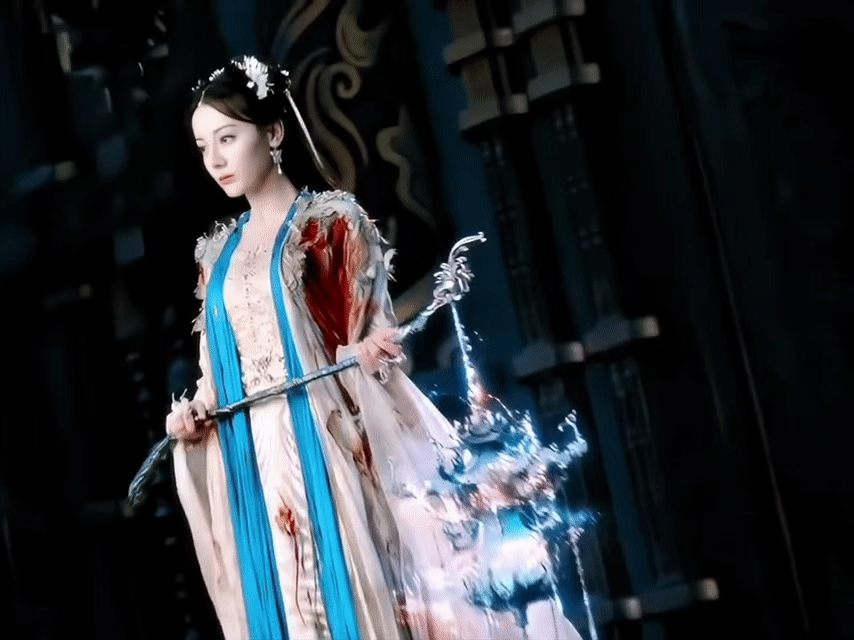 迪丽热巴提灯来啦 迪丽热巴的贺思慕气场封神！追剧团上一袭皮裙手提明灯，一亮相就惊