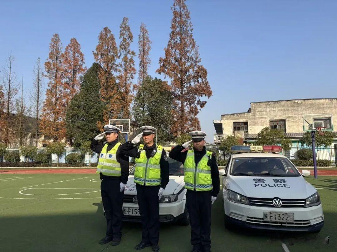 在“12·2全国交通安全日”来临之际，汉中市北关小学教育集团青龙观小学携手汉中市