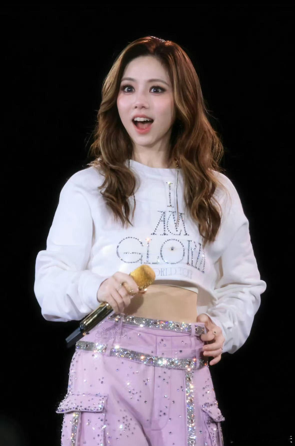 邓紫棋大巨蛋开出150场乐坛标杆非她莫属！邓紫棋凭一己之力创下150场单巡神话，