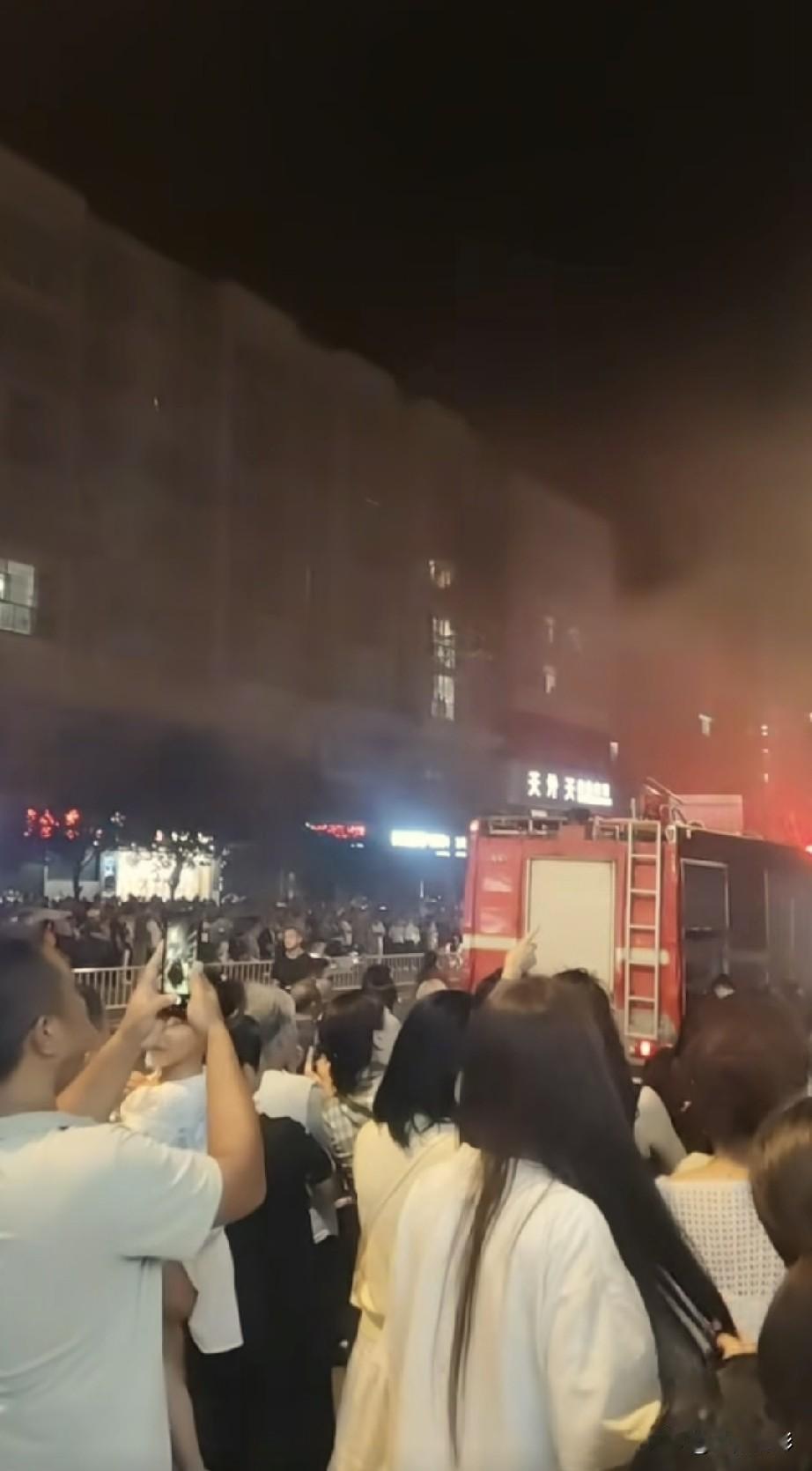 6月9日晚八点左右，南部县三中临街路段突发火情，现场浓烟较大，多辆消防车迅速到场