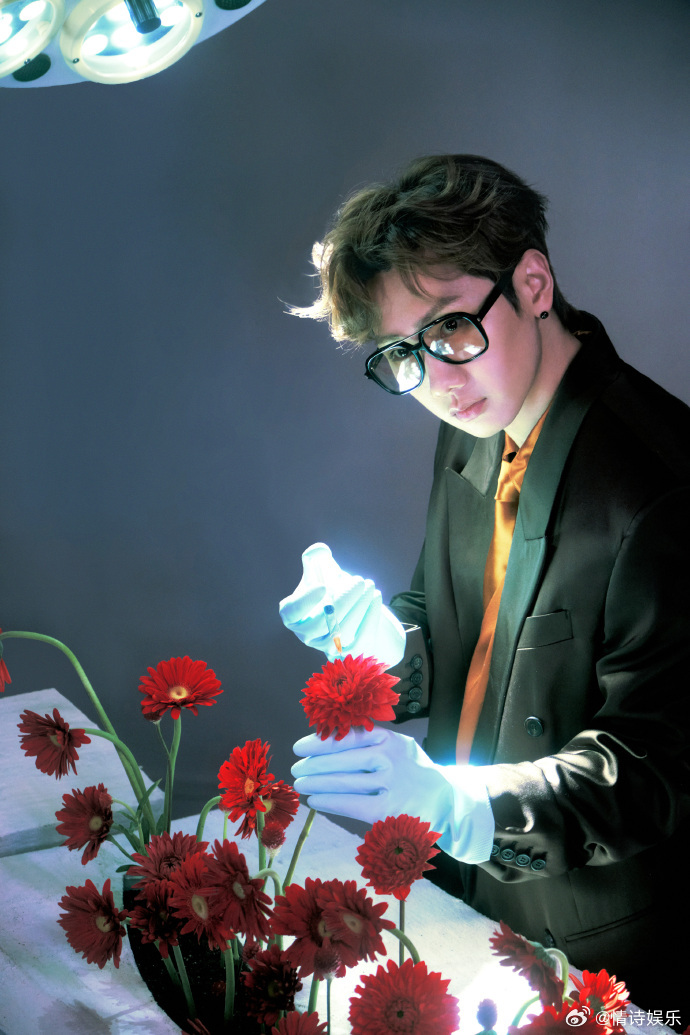 汪苏泷鲜花主刀医生西装配复古衬衫，这气质太权威了💐 