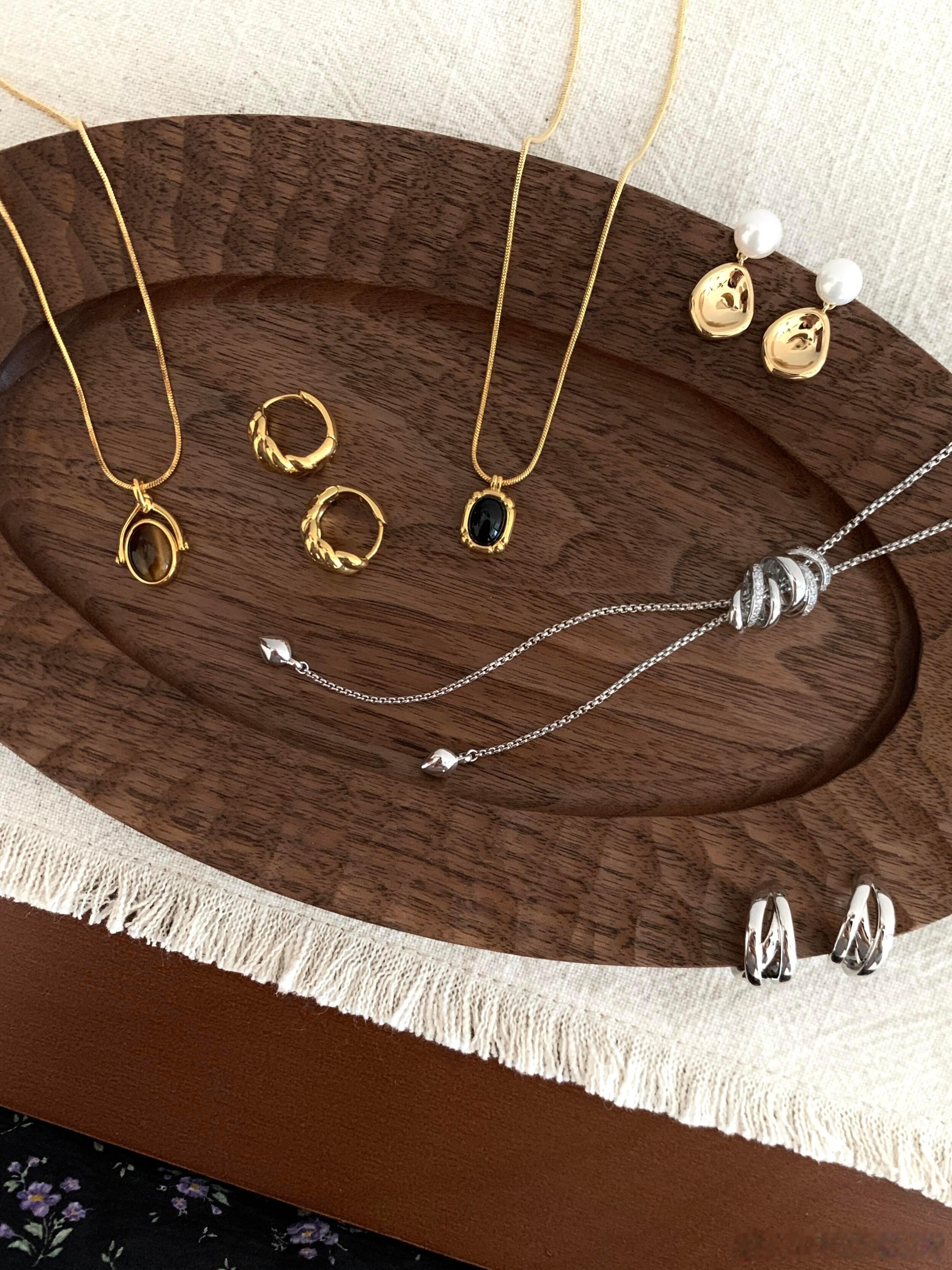 🍂秋日氛围感配饰分享是秋天的感觉永远会为漂亮配饰心动分享入秋后常戴的通勤单品最