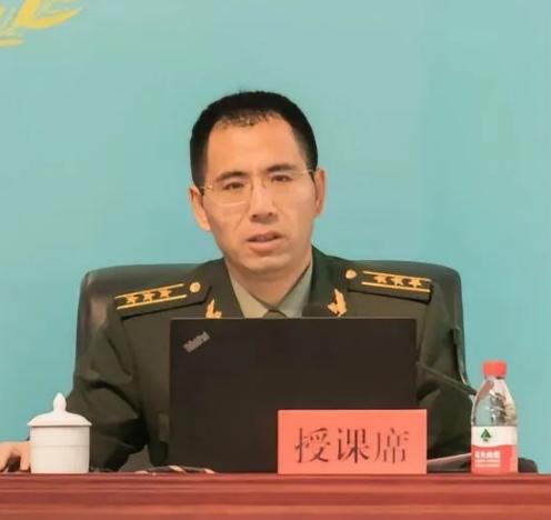 内蒙古光棍大叔捡回俩月大男婴，当爹又当妈硬扛40年。如今儿子争气成了武警上校，回
