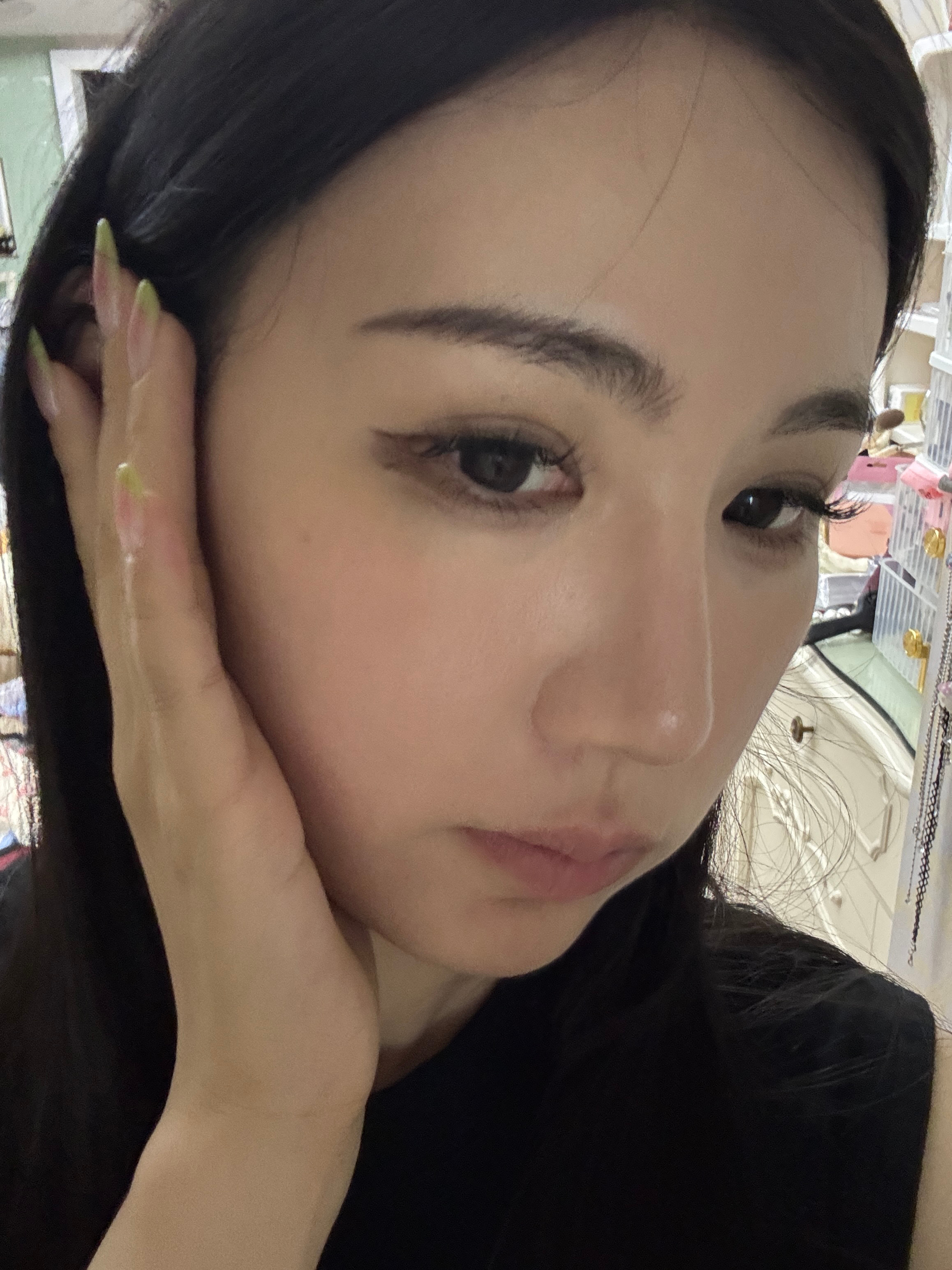 躺着看了半天的电视突然想起来忘了拍持妆了幸亏还没卸妆！！大家感受一下 