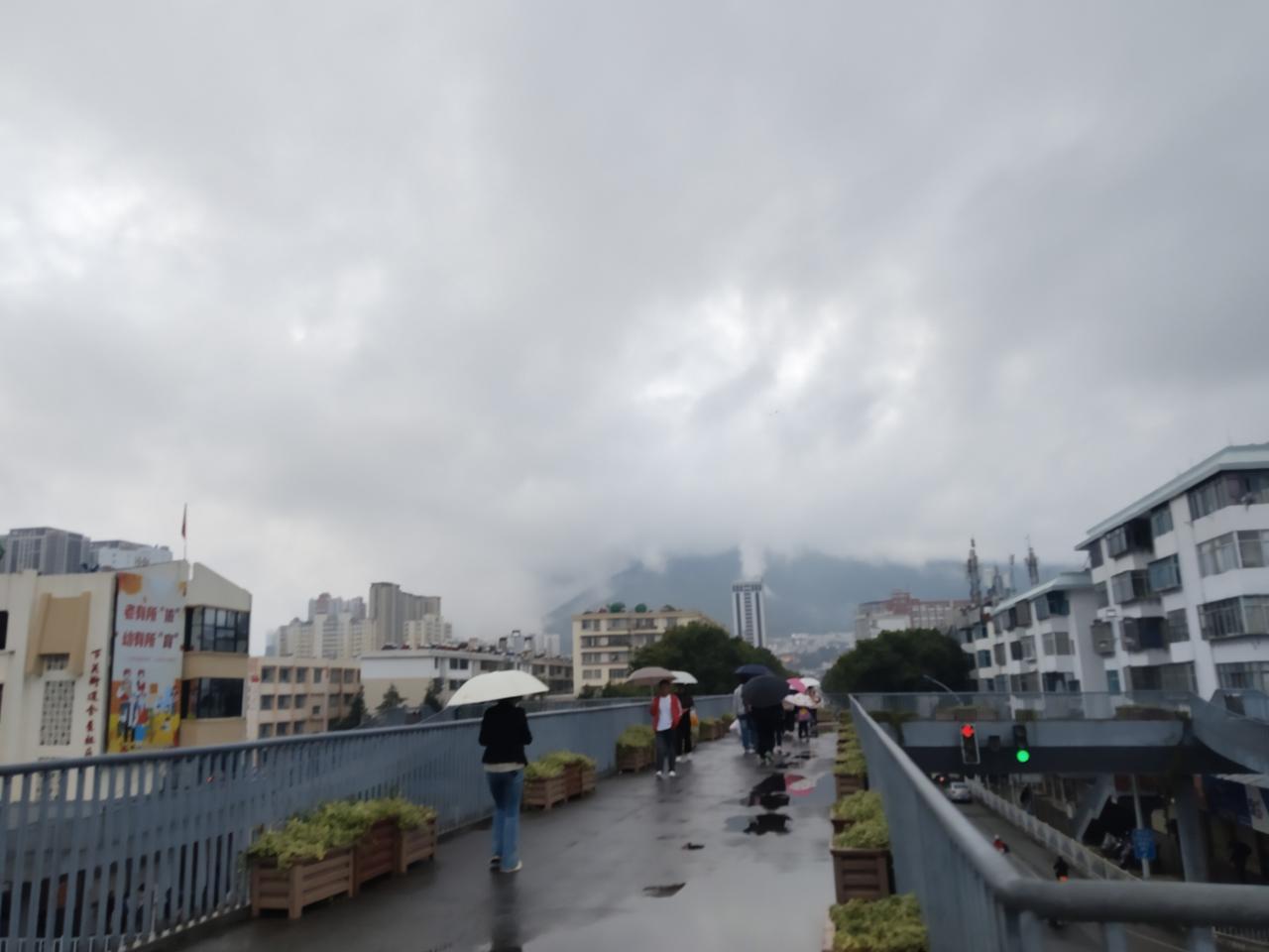 云南已经下了好几天雨，听说未来还有一周的雨水，把云南的雨下到隔壁印度吧，听说印度