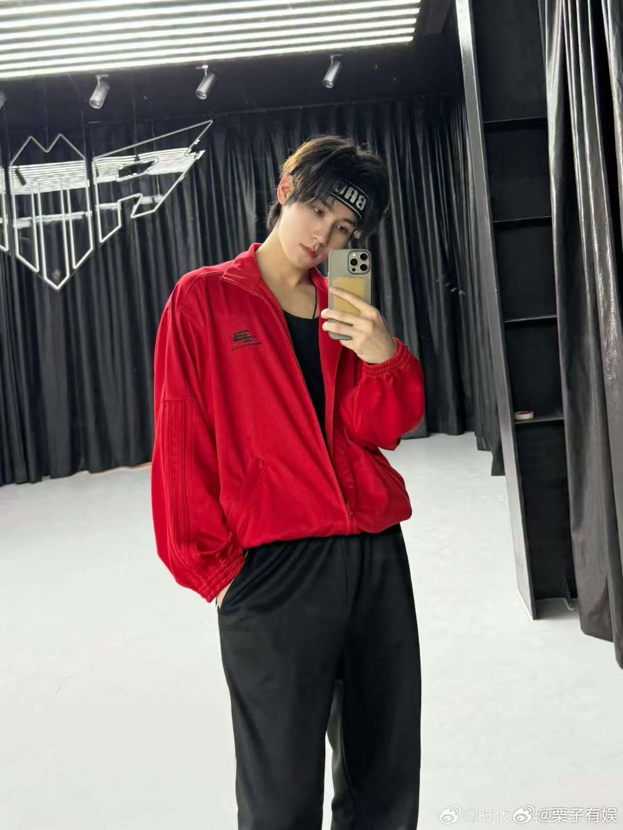 张真源发了5张自拍张真源练习室对镜拍张真源练习室对镜拍，喜欢，[舔屏][舔屏][