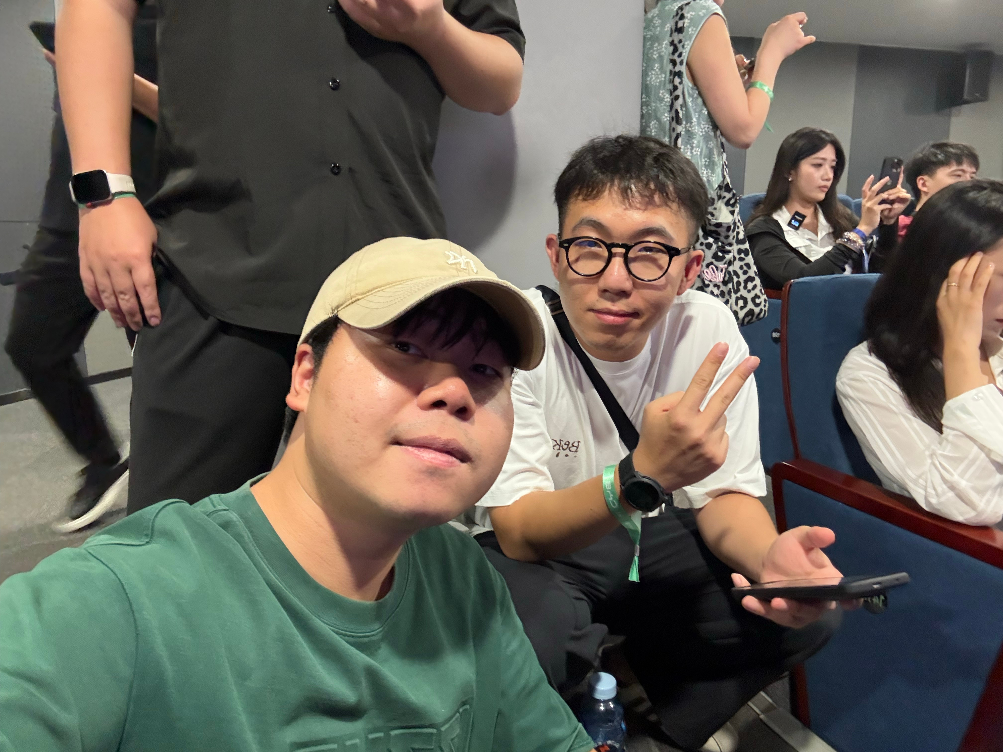 没有座位了怎么办？那就席地而坐在哪儿坐不是坐！太苦了我们 深圳·六角大楼
