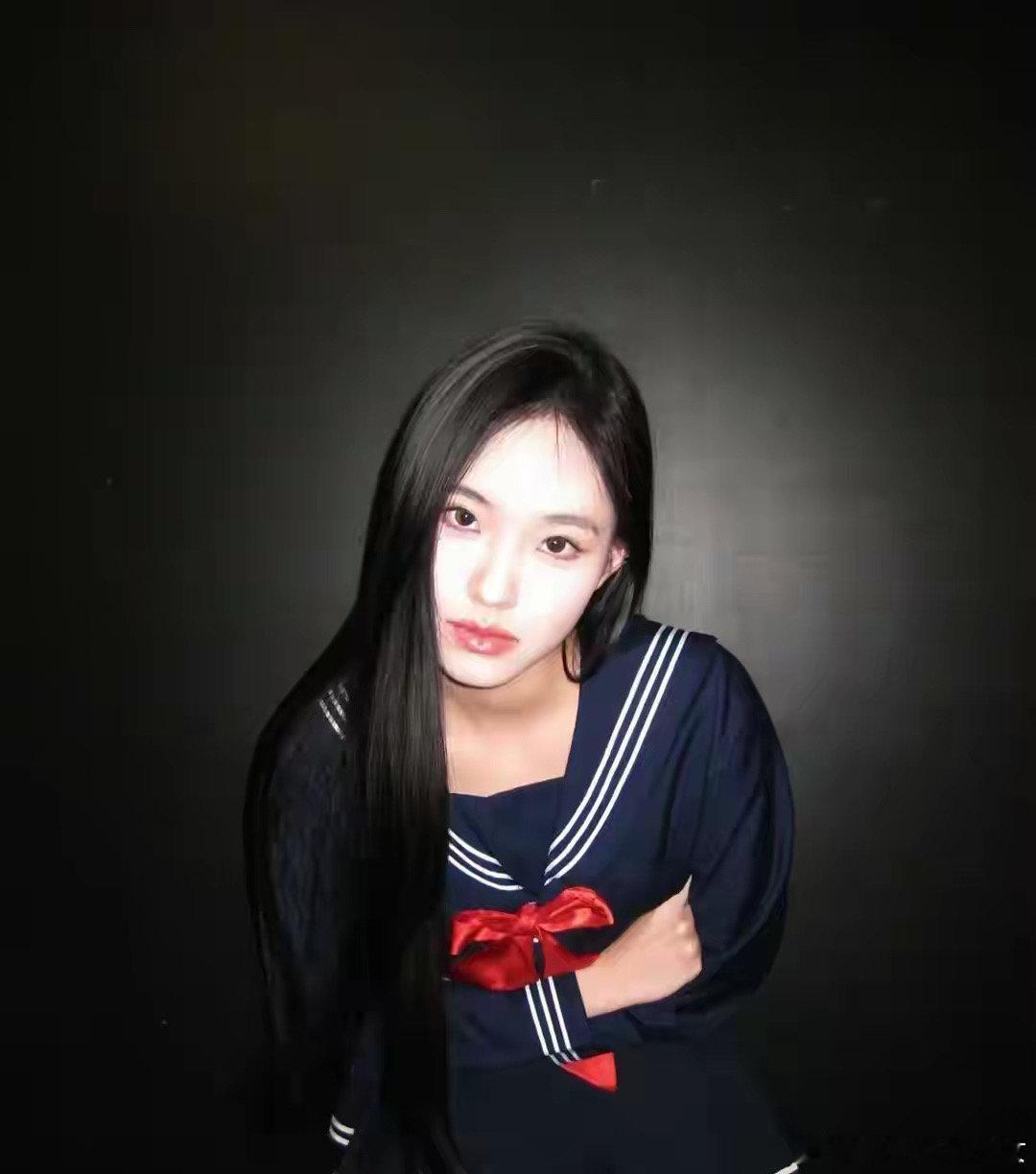 #小s二女儿晒水手服营业照#小S二女儿穿水手服露小蛮腰，短裙自逼大腿，好性感#小