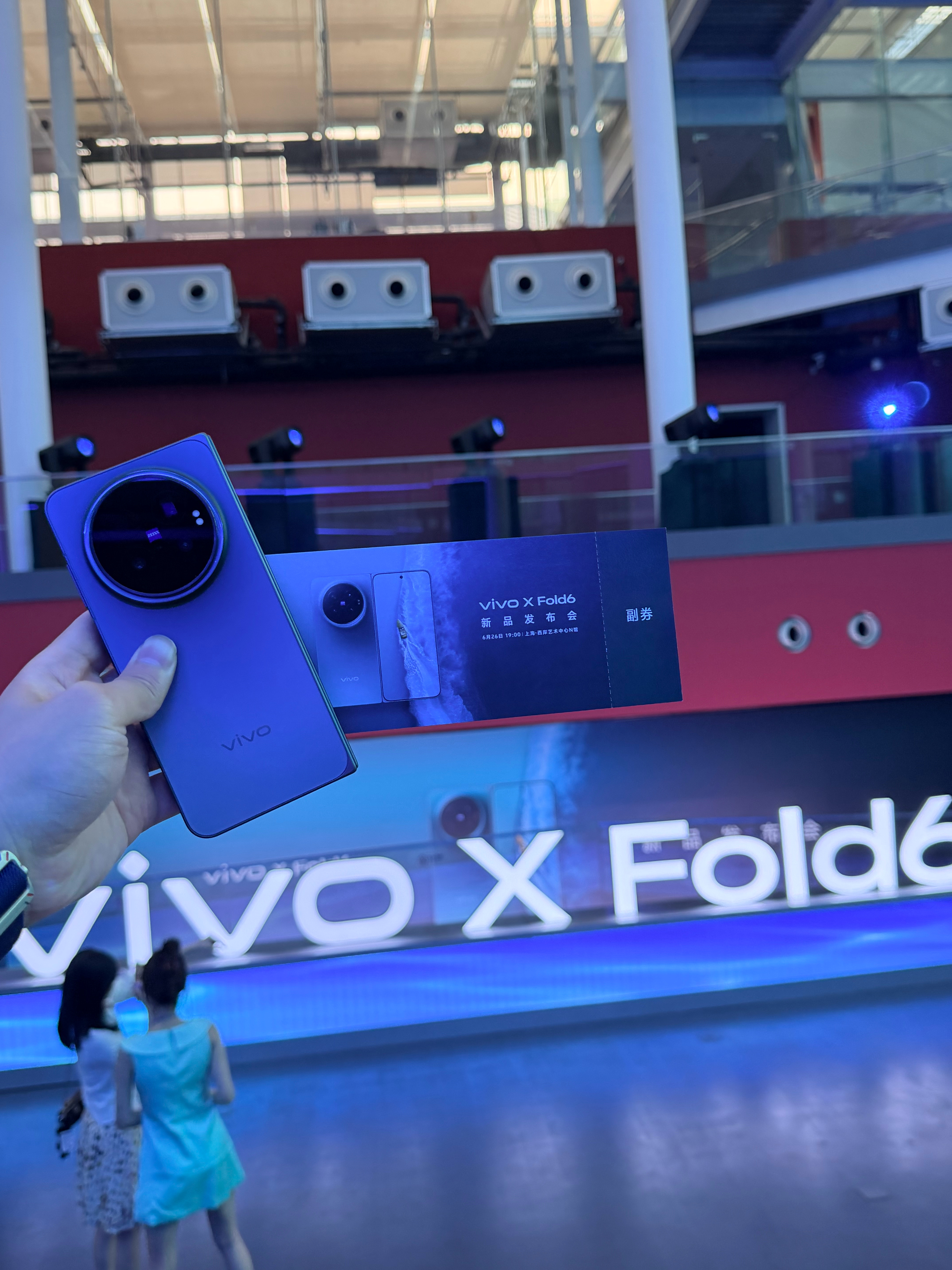 带着vivo X Fold6来看AI轻办公神器新品发布会今天的场馆都是「蓝洞」色