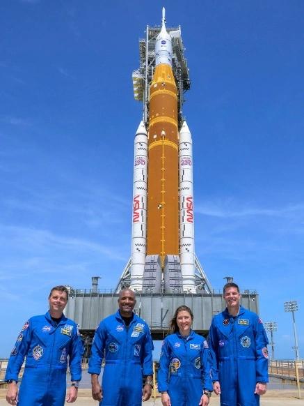 美国执行载人绕月任务火箭发射升空NASA新一代“太空发射系统”（SLS）火箭与“