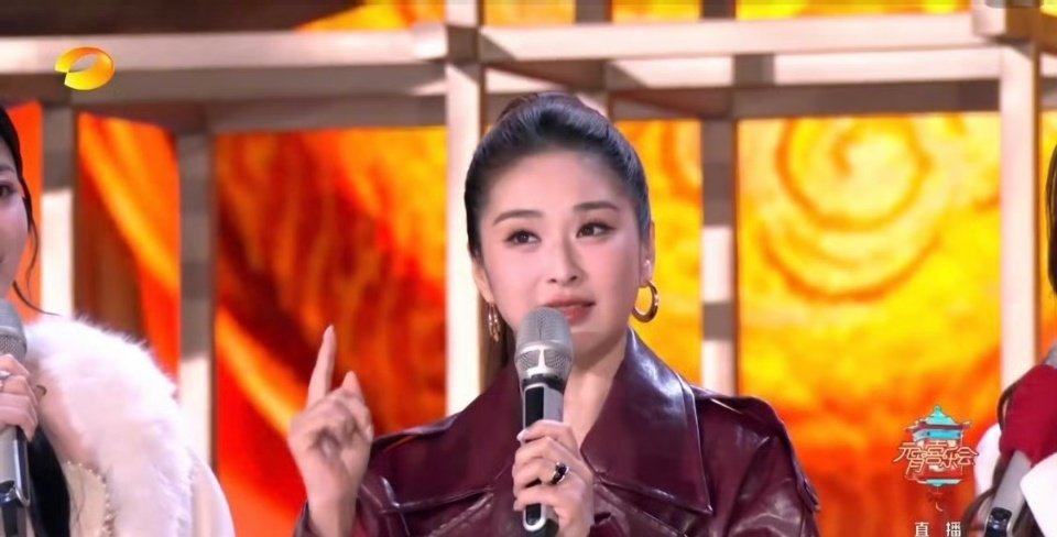 女主持人们穿得暖和也很美谁说一定得是清凉的礼服？湖南卫视元宵喜乐会的女主持人们穿