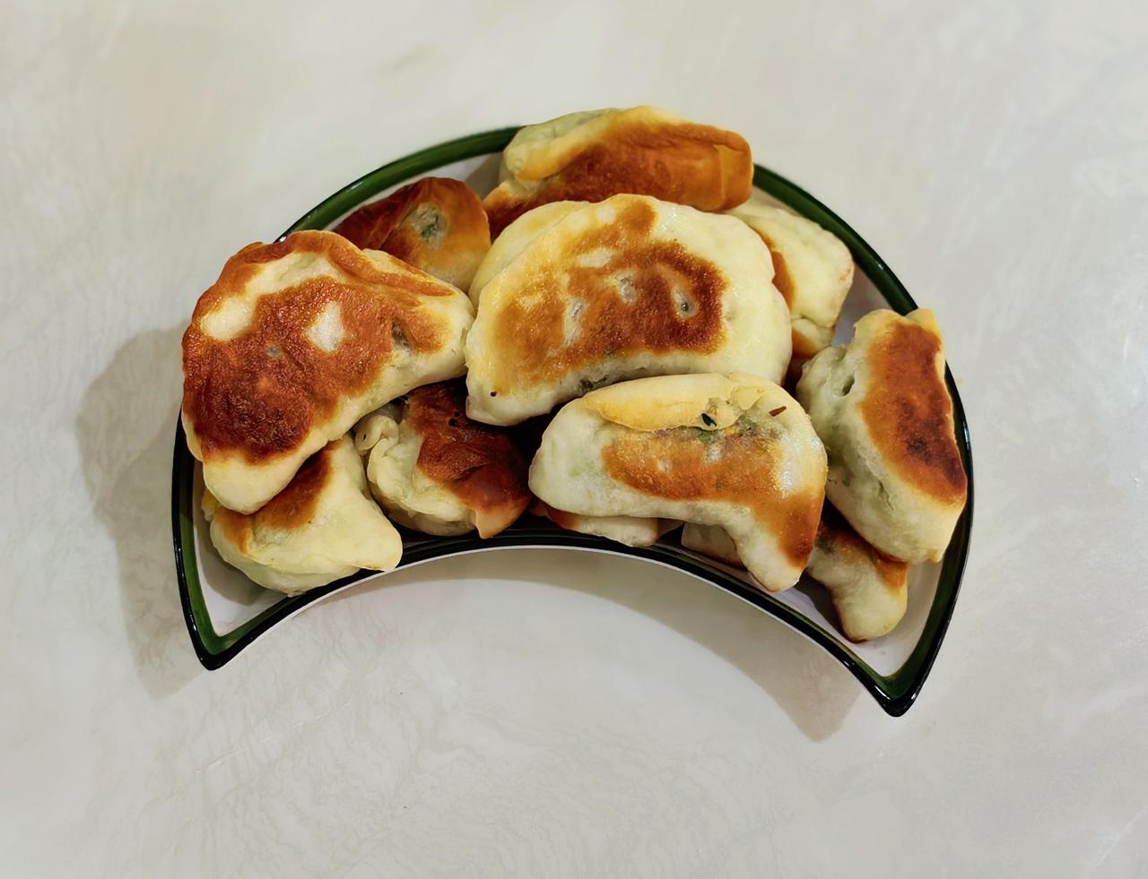 盛夏，不剩下～

饺子馅剩了一些，
岂能浪费呢。

和面，擀皮，包馅，
电饼铛里