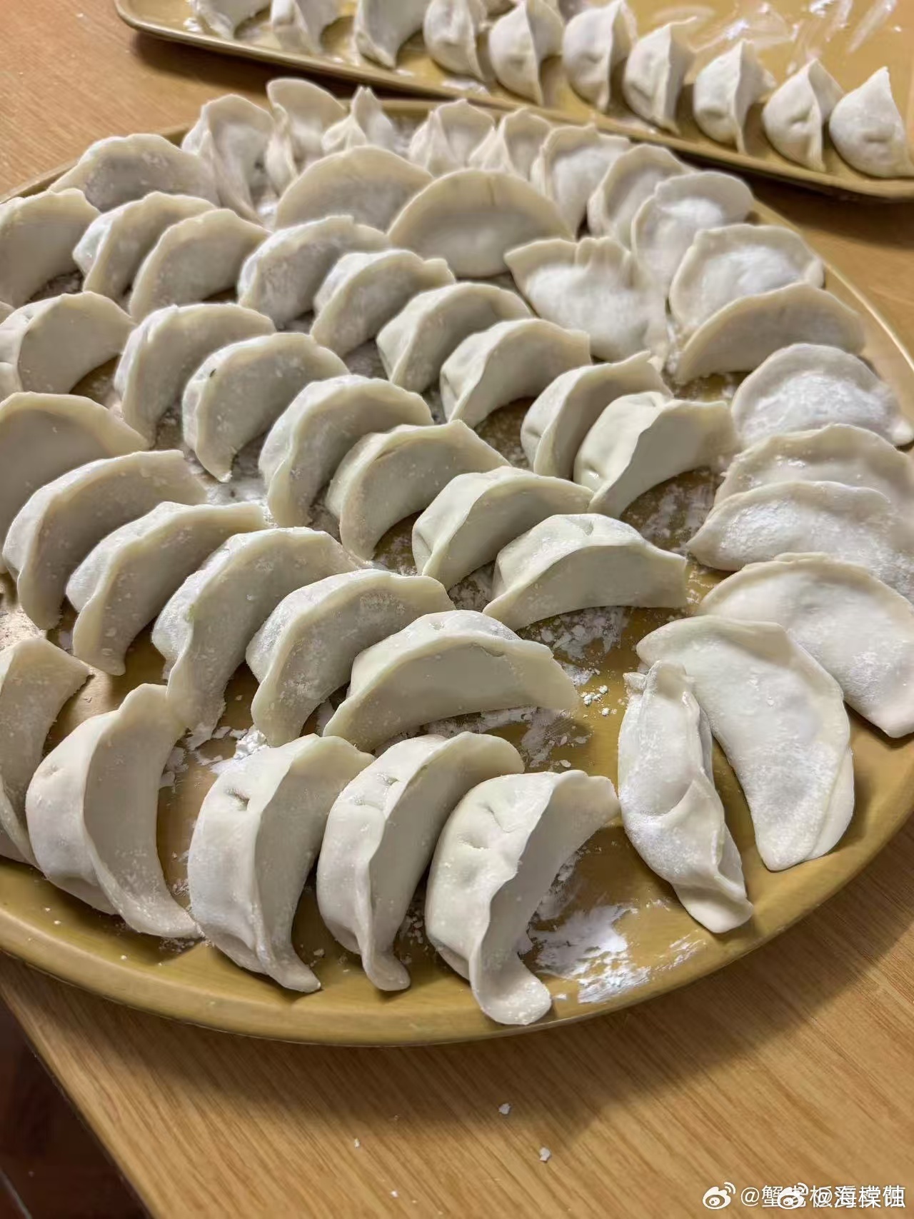老外参与中国非遗项目老外体验非遗包饺子 外国友人与市民一起包饺子，孩子们亲手喂长
