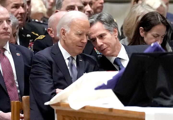 特朗普当总统与拜登当总统相比，拜登任总统时，政治上的操控者是背后的国务卿布林肯，