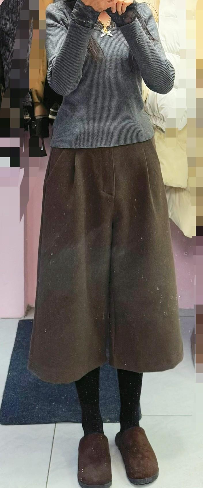 别再藏了。
今年，袜子流行穿在外面。
你有没有过，早上站在镜子前，换掉第三条裤子