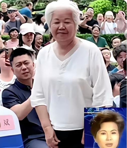 这位白发老人，你肯定认识，信不信？
     这位大妈级别的白发老人，退休后低调
