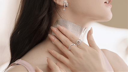 迪丽热巴天鹅颈天花板在不同的生活与工作场景中，迪丽热巴始终保持着对美的极致追求。