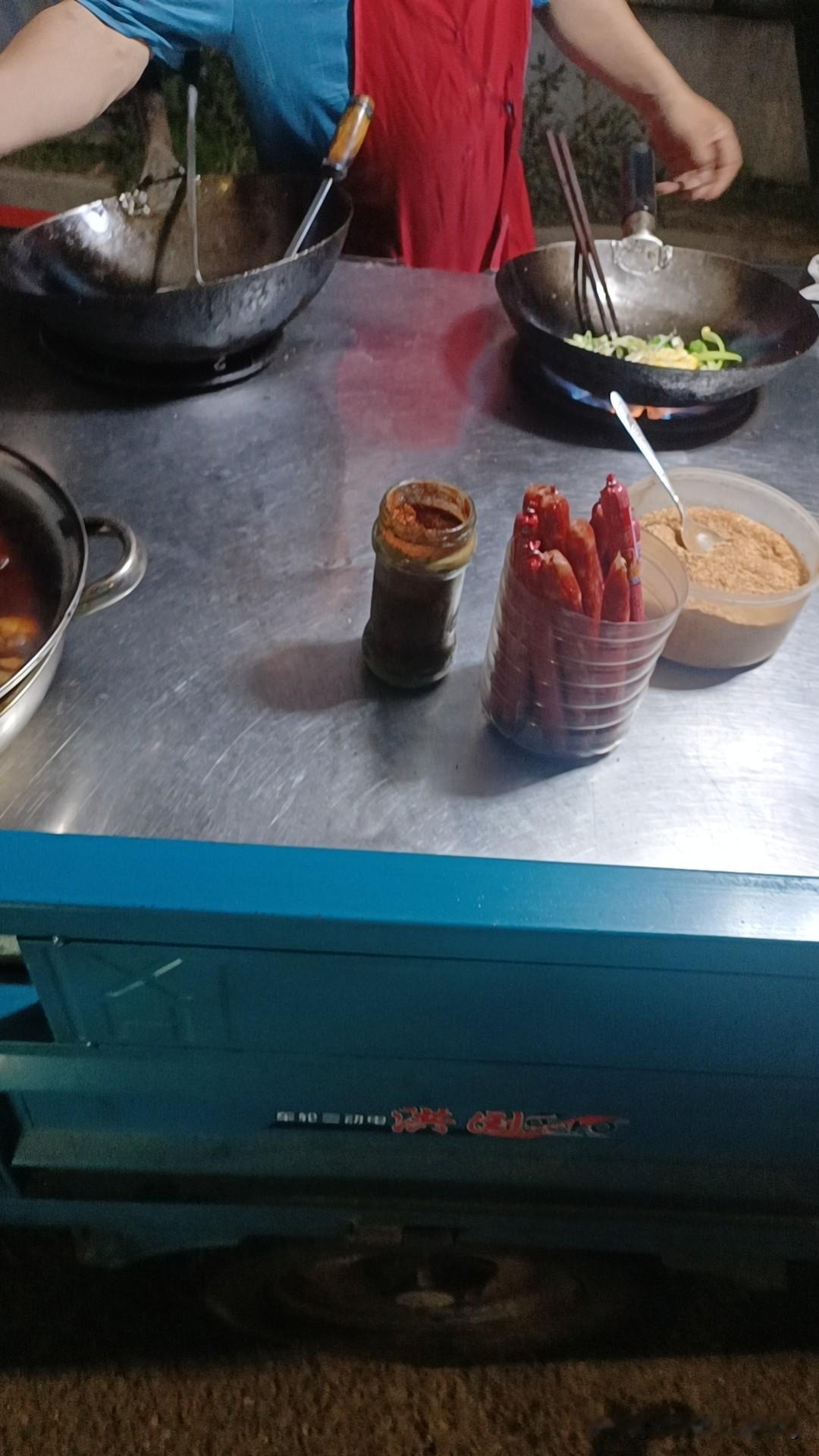 30岁，深夜一个人吃炒面，越想越睡不着！ 

11点多，肚子饿了。

一个人出来