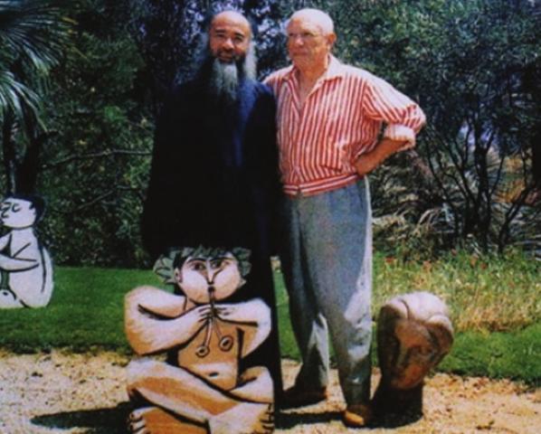 1956年初春，巴黎微冷，一位身穿长袍、颔下美髯的中国画家带着妻子，走进了西方现