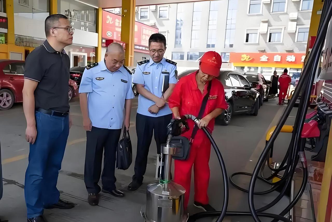 偷油加油站实在可恶！汽油价格那么高，竟然还作弊，每个车主成了大冤家不说，最后石汽