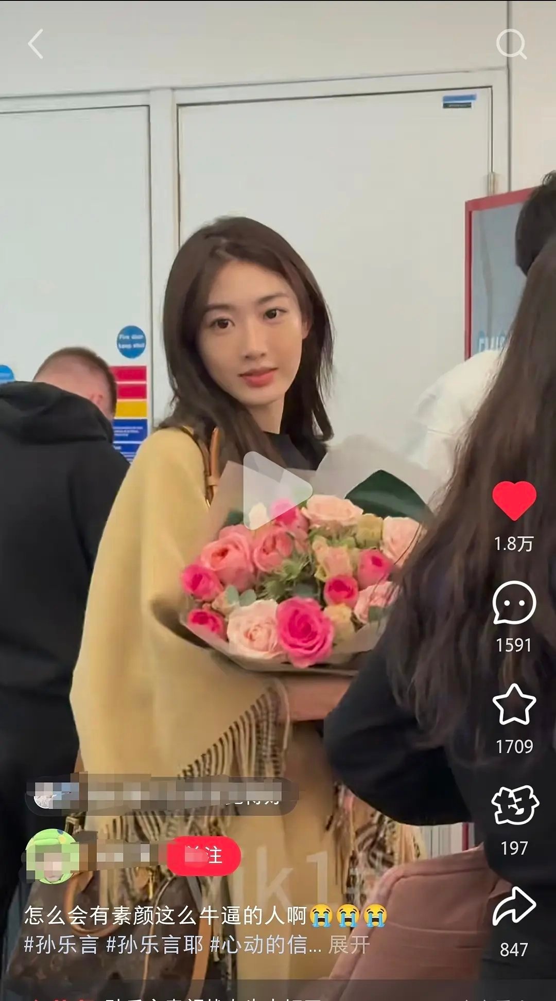 为什么burberry给yy的待遇这么高？burberry品牌直邀，机场接机送花