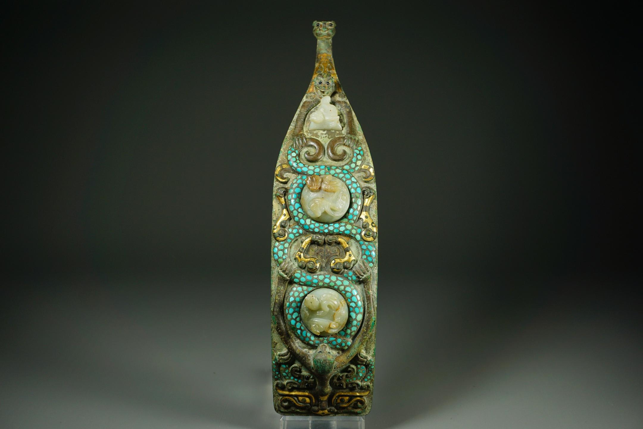 错金银嵌玉带钩。青铜错金银嵌玉带钩，乃古代工艺之精华，集青铜铸造、金银...