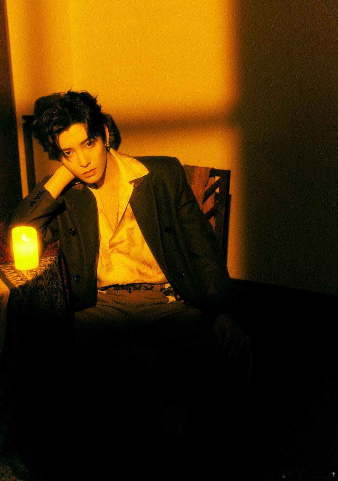 #侯明昊# 侯明昊的身材和气质，让他无论穿什么都那么帅气！ ​​​