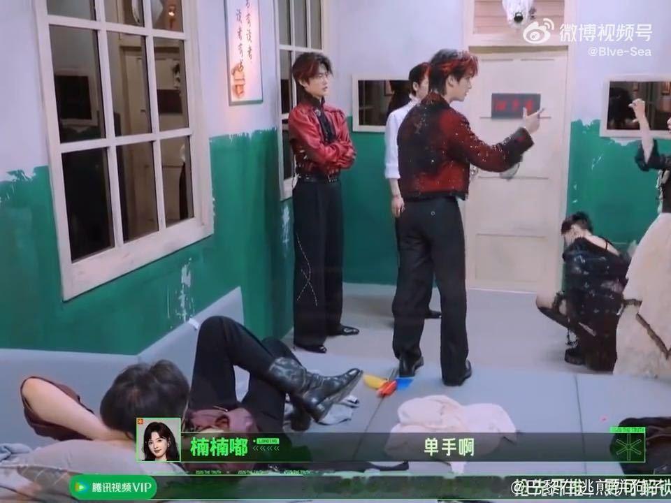 赫哥这人设太妙，高冷外壳一碰上比心题就变憨憨学者。他笃定脸颊比心=手碰脸，单双手