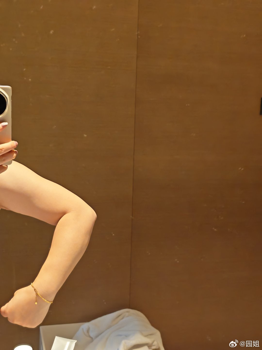 我断断续续的健身还是有效果的，体重一点没掉。胳膊快练成了。飞机上抗箱子一点不带怕