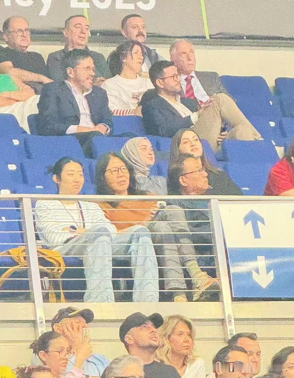今天郎导跟她爱人和姚迪也在球馆现场支持朱婷的欧冠比赛

女排欧冠半决赛，意大利科