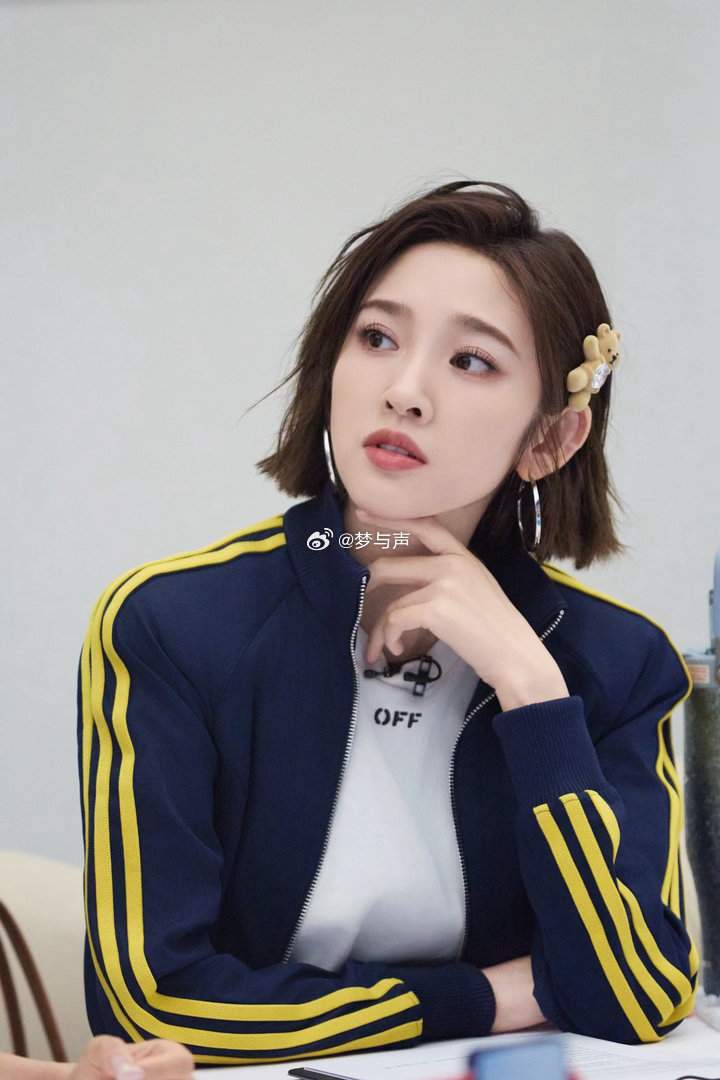 唐艺昕饭撒撒到路过大爷 大爷回家后：老伴，今天有个仙女冲我笑了，比电视剧里还好看
