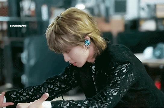 徐明浩这个动图好像小王子册封礼啊，好端庄