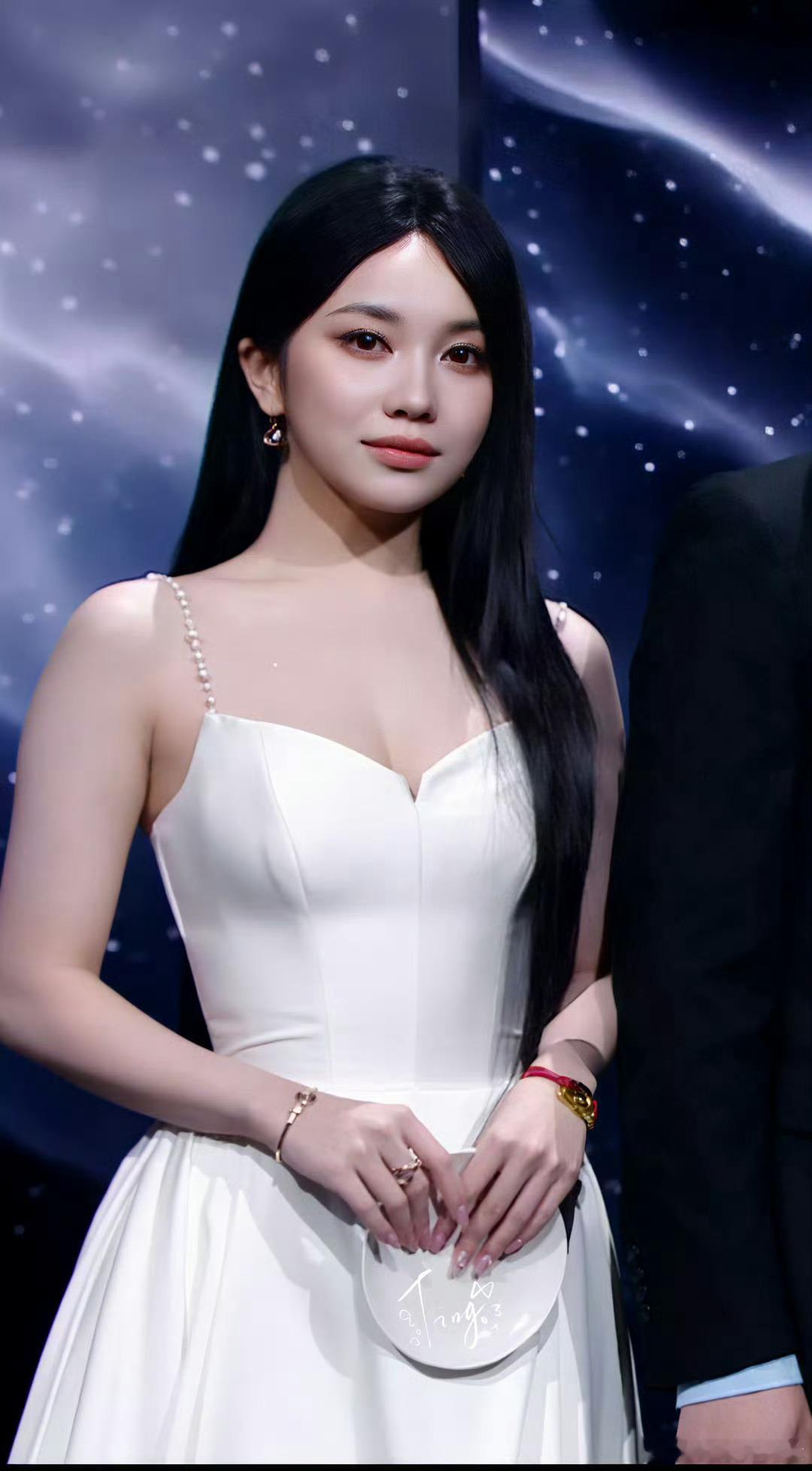 林博洋误入大佬群的小绵羊 微博之夜林博洋压轴红毯，一身白裙置身前辈之中，乖巧模样